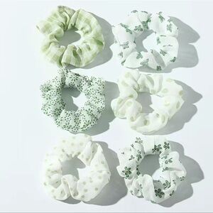 SALE💚 any 3 for $18 💚
-3 pc Green Solid Color Floral Hair Tie Scrunchies